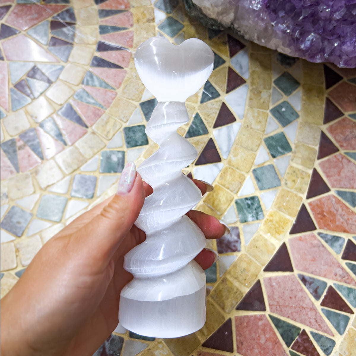 Selenito figūrėlė spiralė -širdis 15 cm