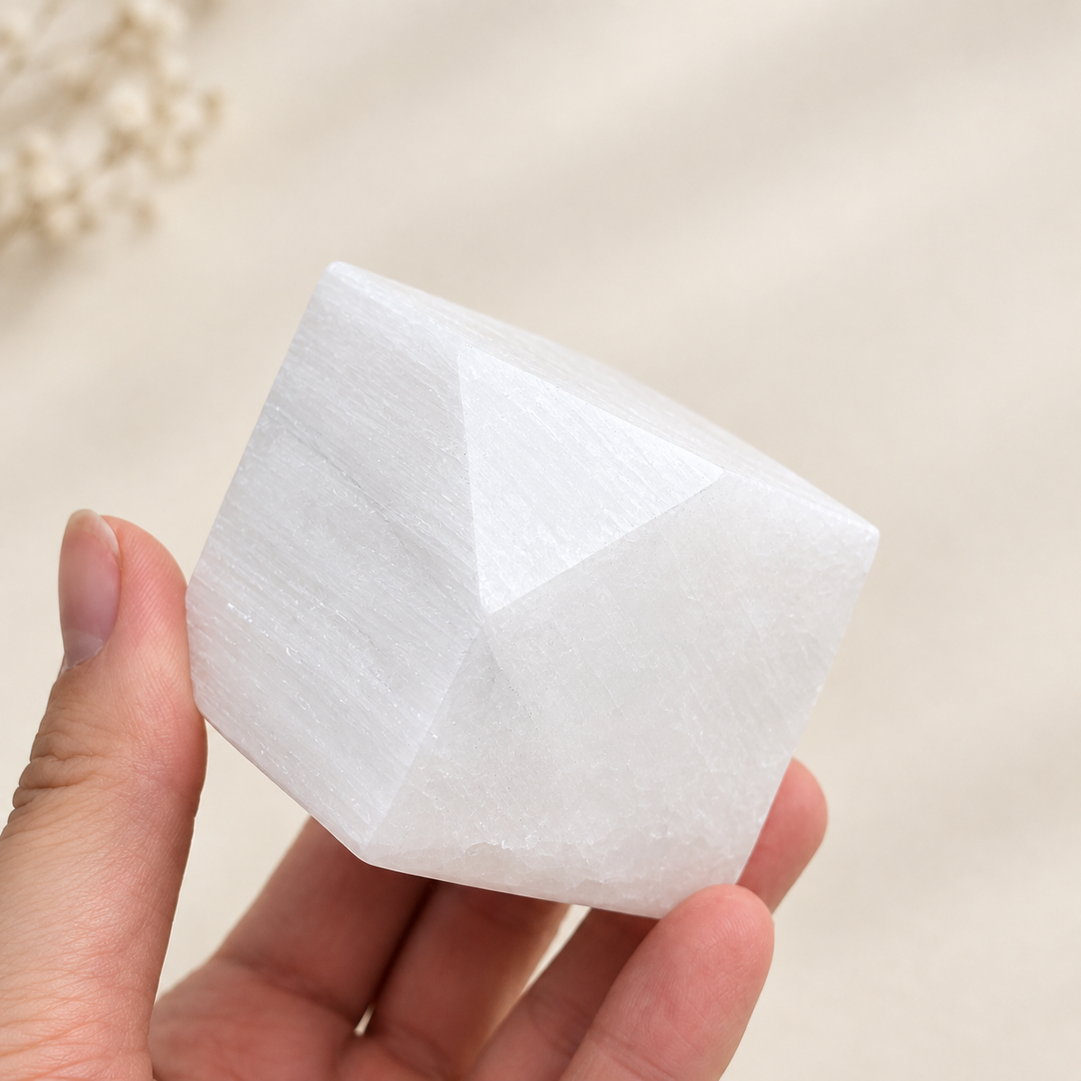 Selenito figūrėlė kubas 5 cm