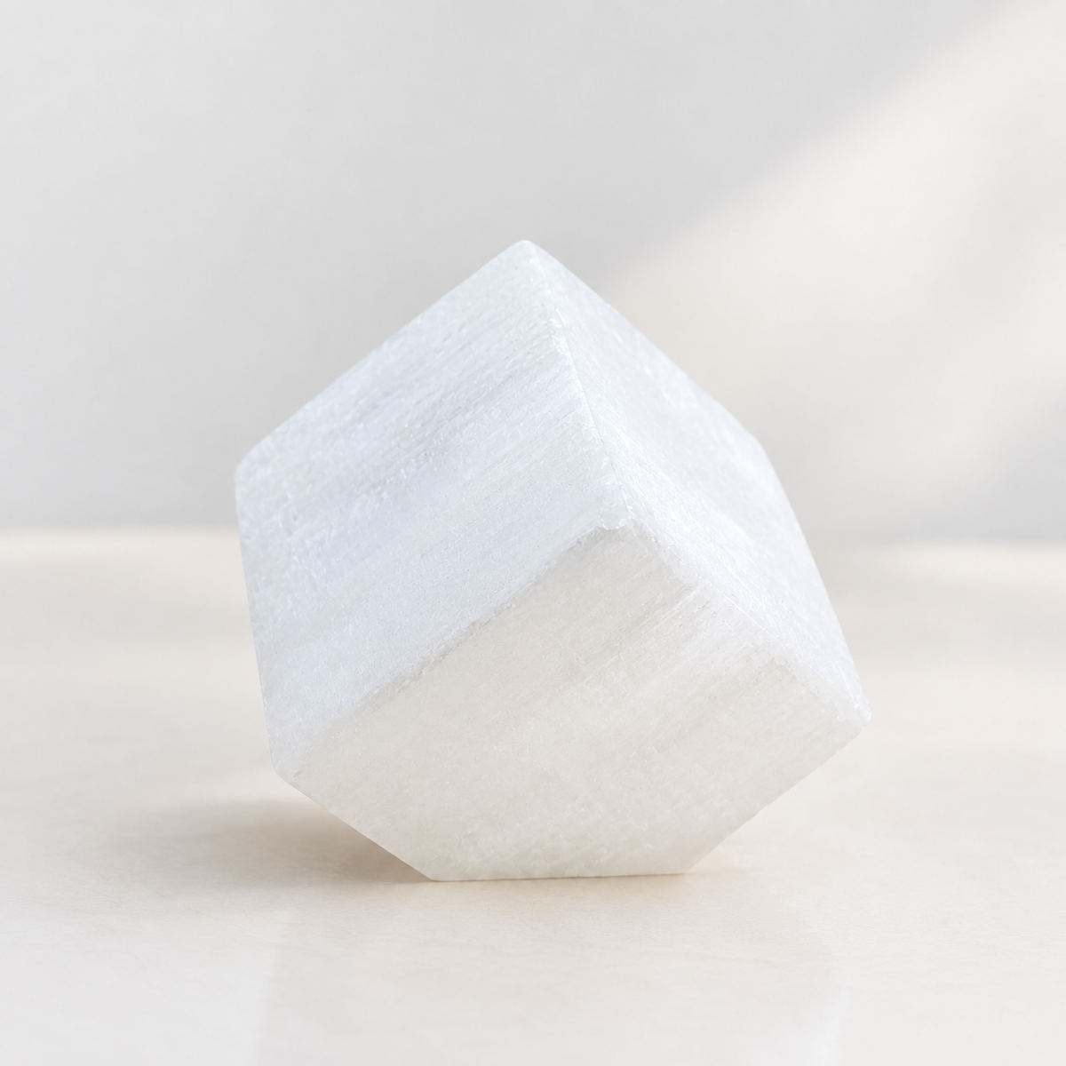 Selenito figūrėlė kubas 5 cm